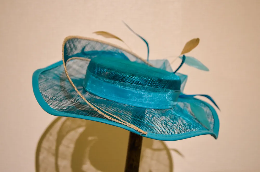 Chapeau de cérémonie turquoise fait sur mesure à l’atelier de Nivelles