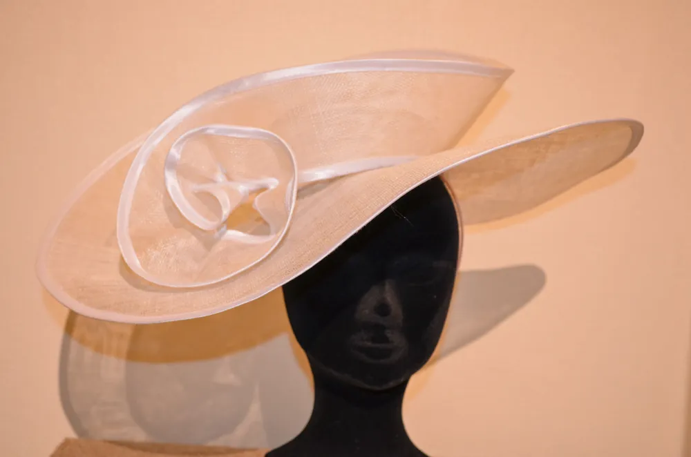 Chapeau de cérémonie nude sur mesure, Au fil et à mesure Nivelles
