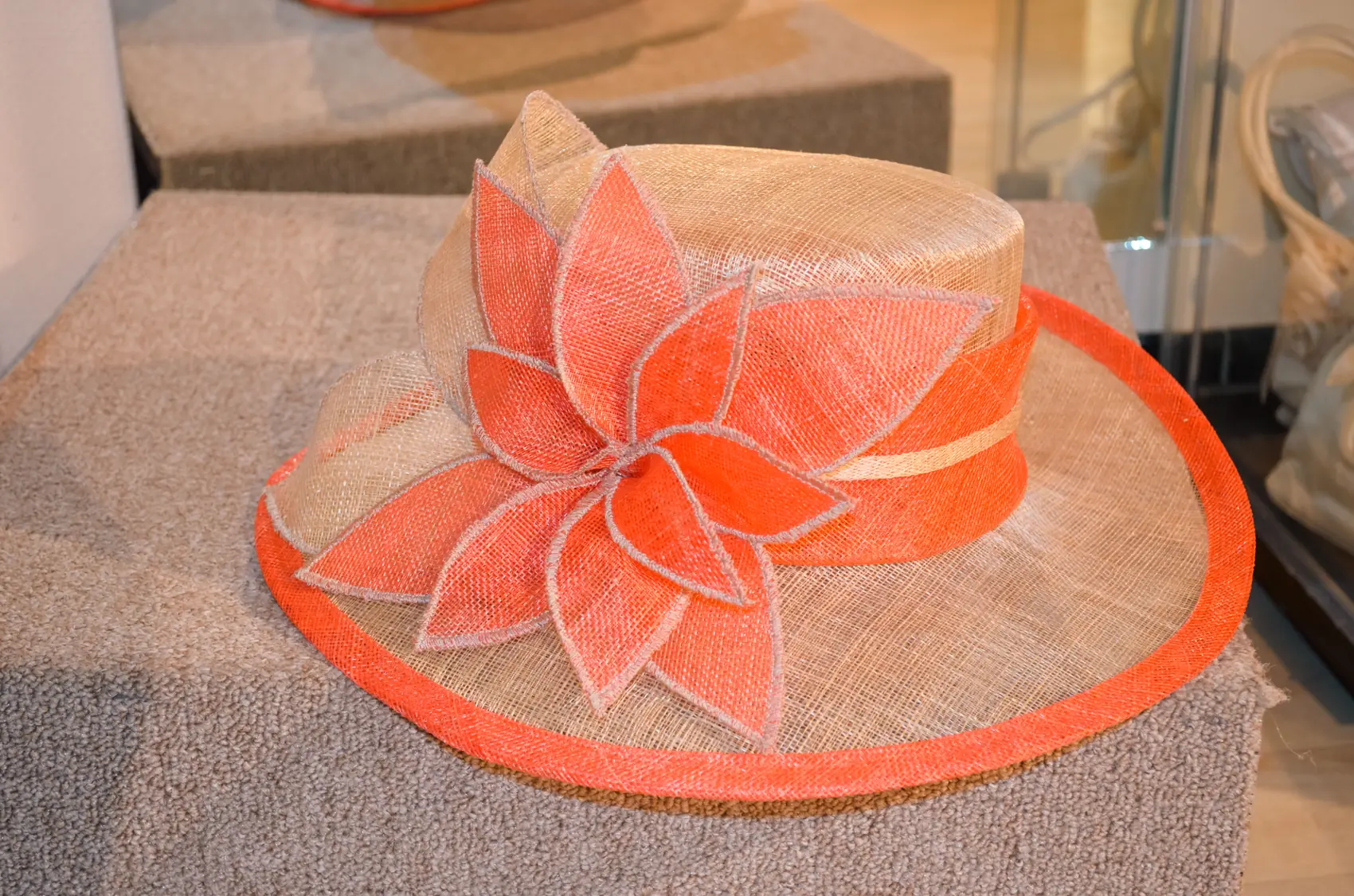 Chapeau de cérémonie orange fait sur mesure à Nivelles