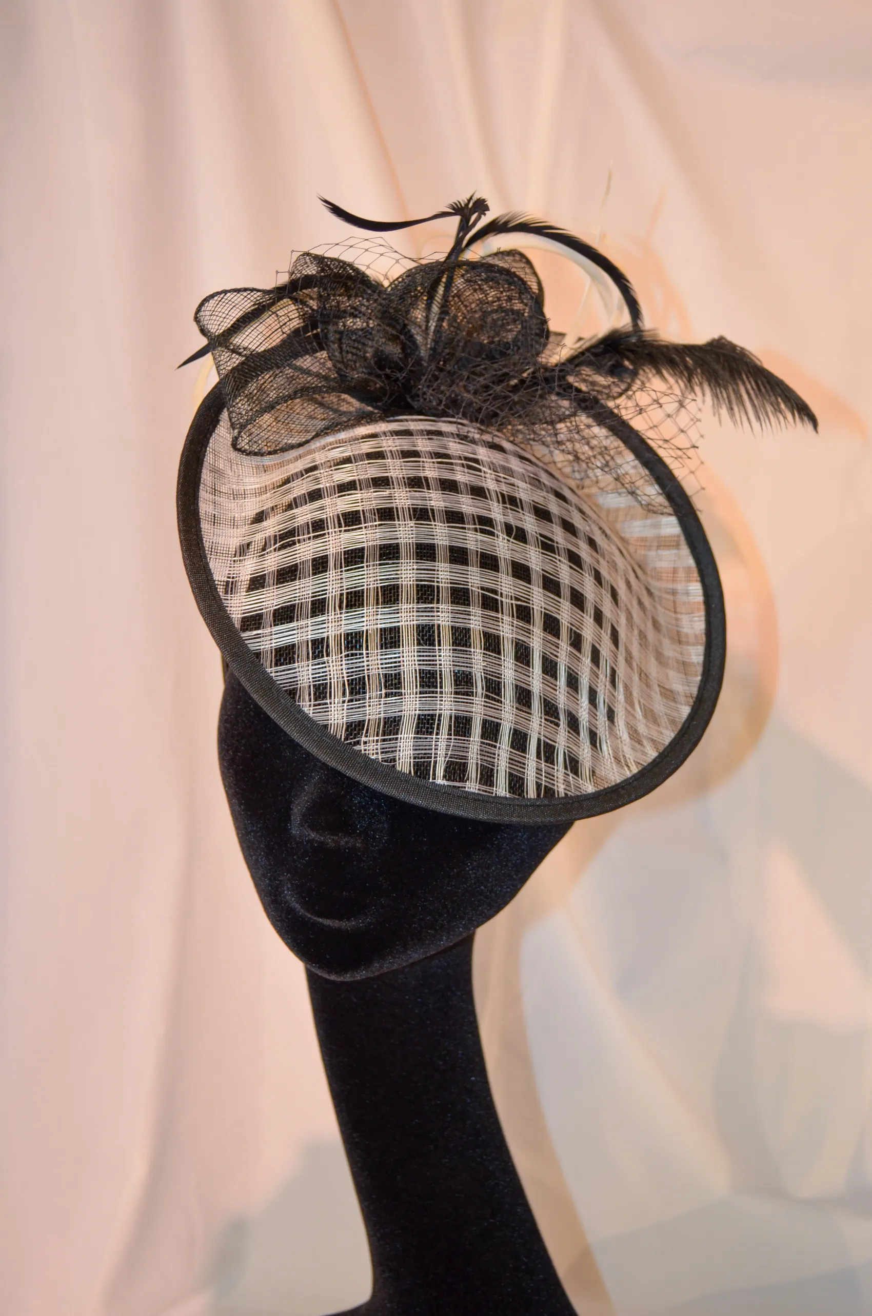 Chapeau noir à plumes confectionné sur mesure à l’atelier de Nivelles