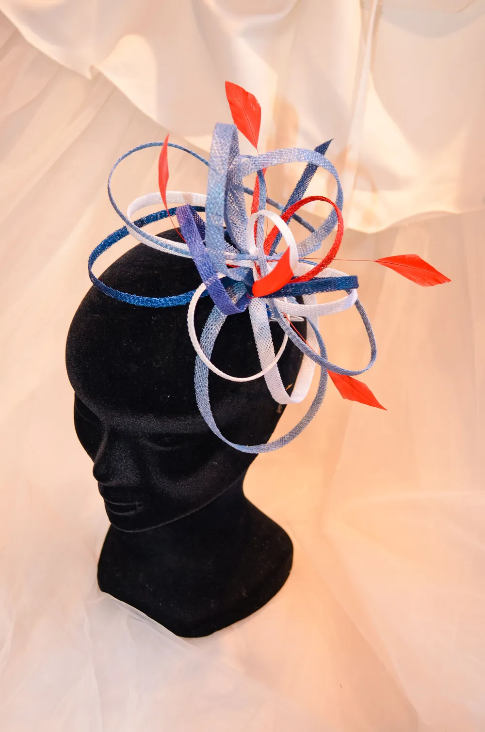 Bibi de cérémonie bleu et rouge fait main à l’atelier d’Au fil et à mesure