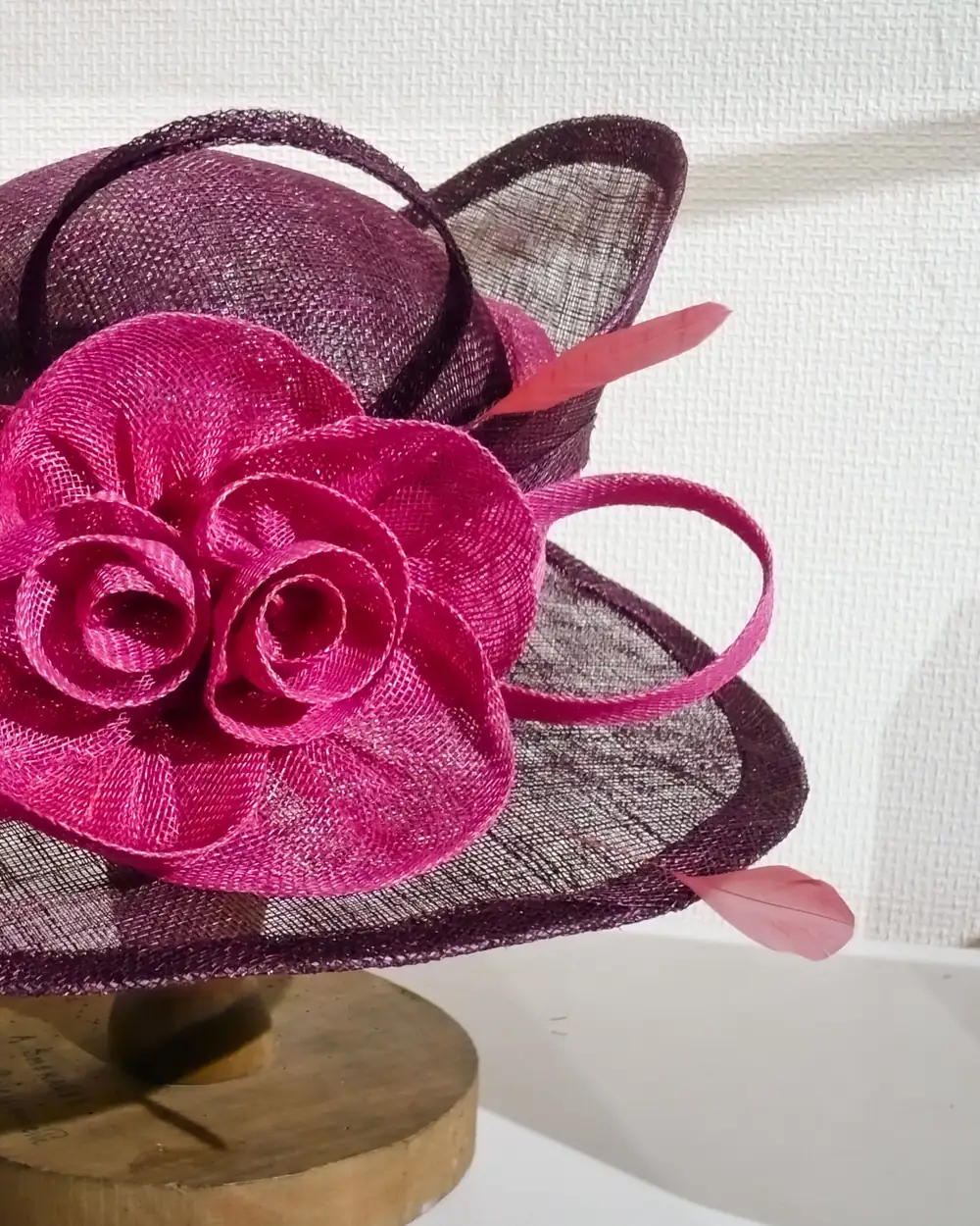 Chapeau de cérémonie prune et fuchsia confectionné à l’atelier d’Au fil et à mesure, Nivelles