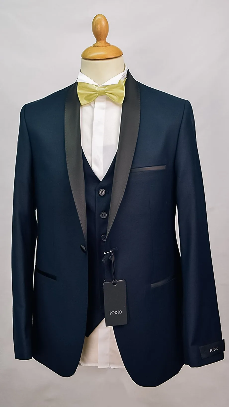 Costume trois-pièces bleu nuit avec gilet et nœud papillon