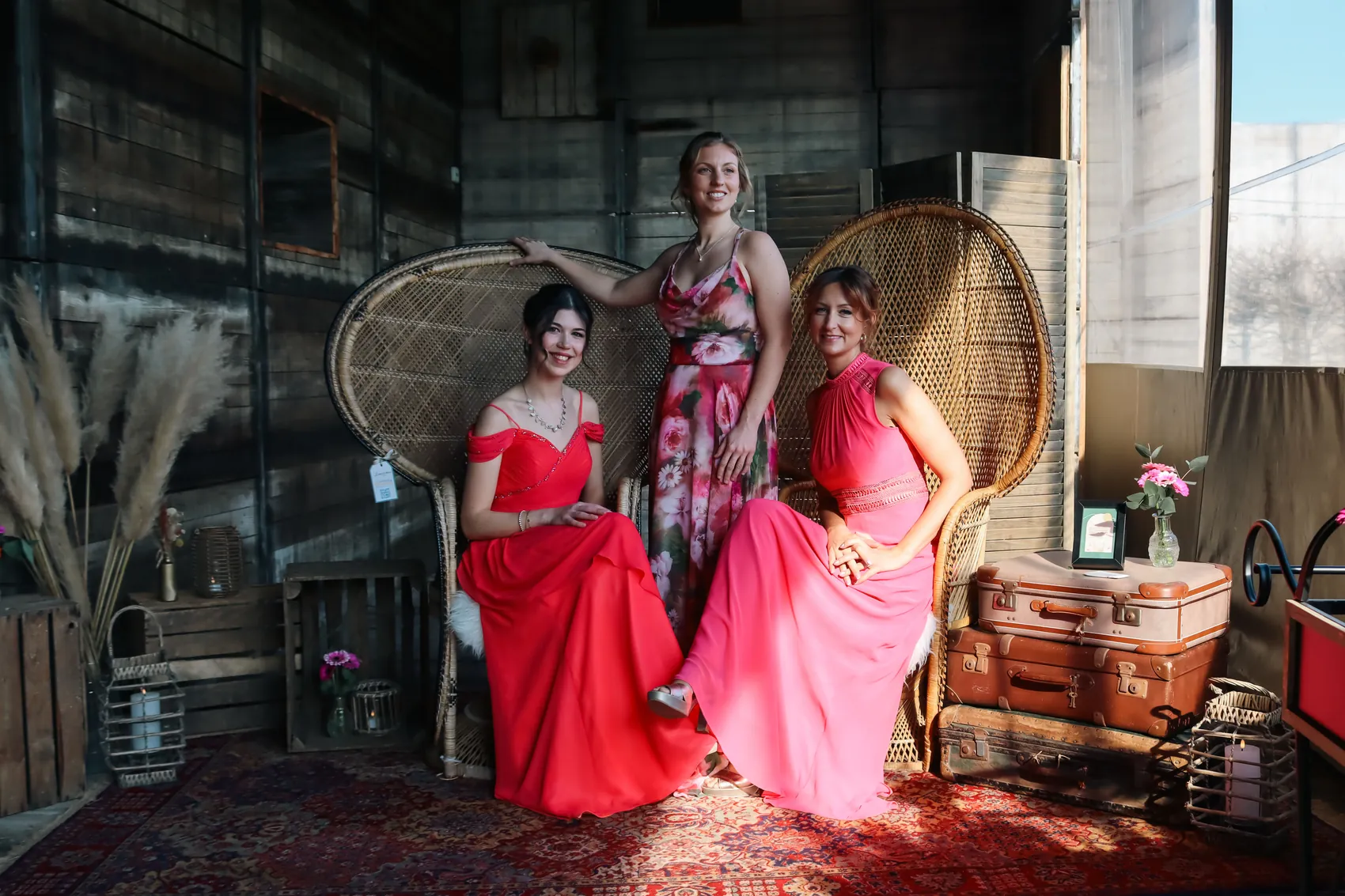 Trois femmes de morphologies différentes en tenues de la boutique, du 36 au 60