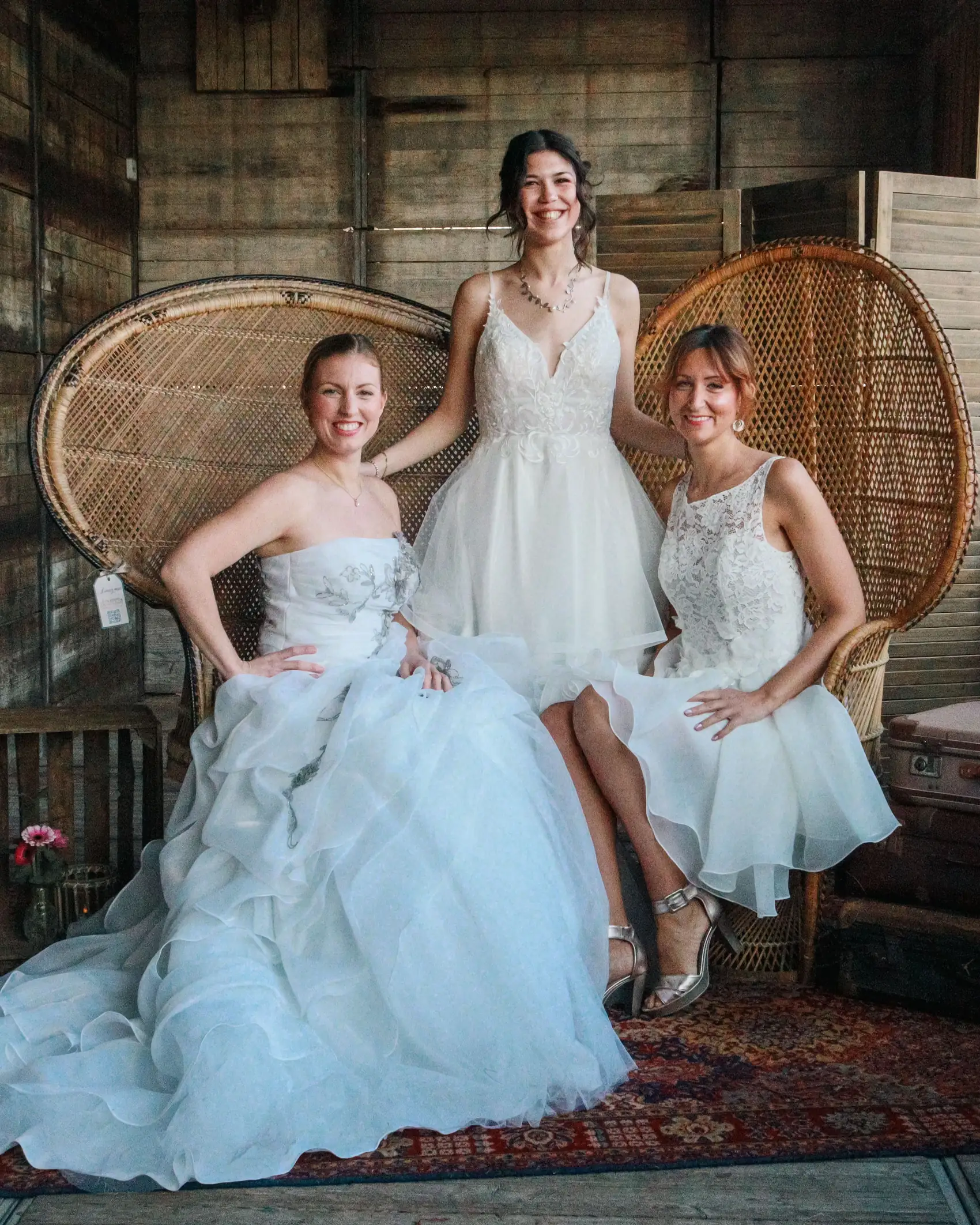 Robes de mariée et de cérémonie présentées en boutique à Nivelles