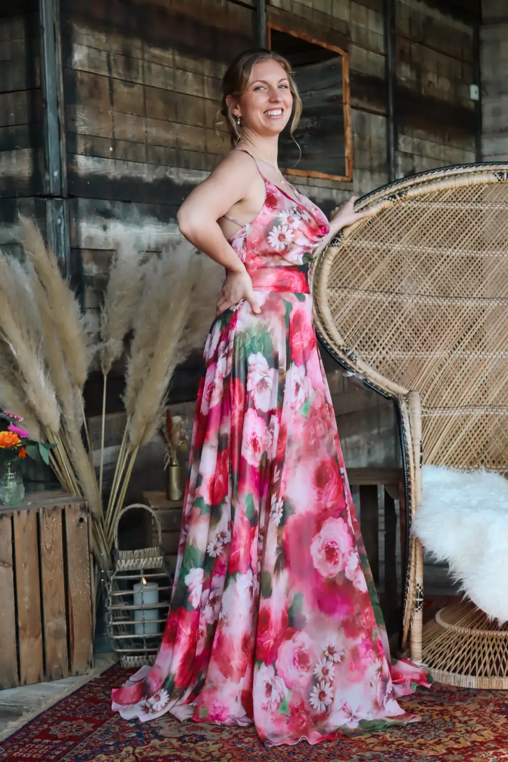 Robe longue fleurie rose pour une invitée de mariage